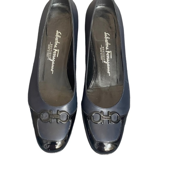 Salvatore Ferragamo Boutique
navy blue leather pumps 1.5 in.
heel. Women's 7.5 B - Picture 6 of 16